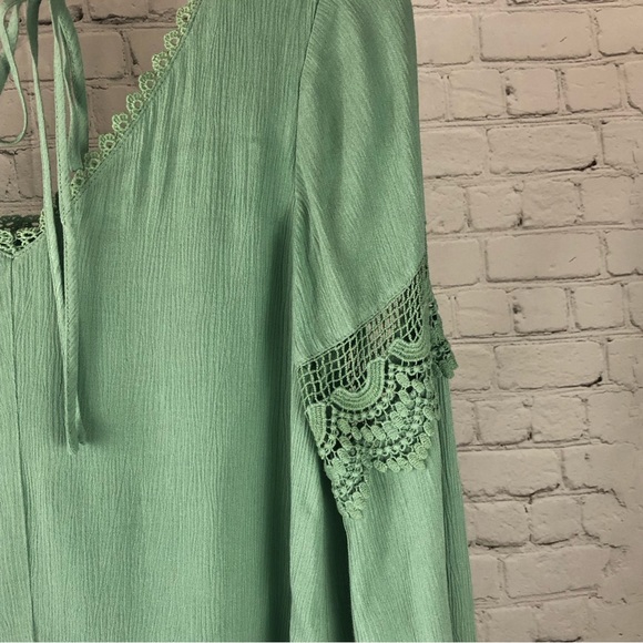 DRESS - Women's Soieblu Crinkle V-Neck Mini Dress in Malachite Green. Size M - Picture 9 of 15